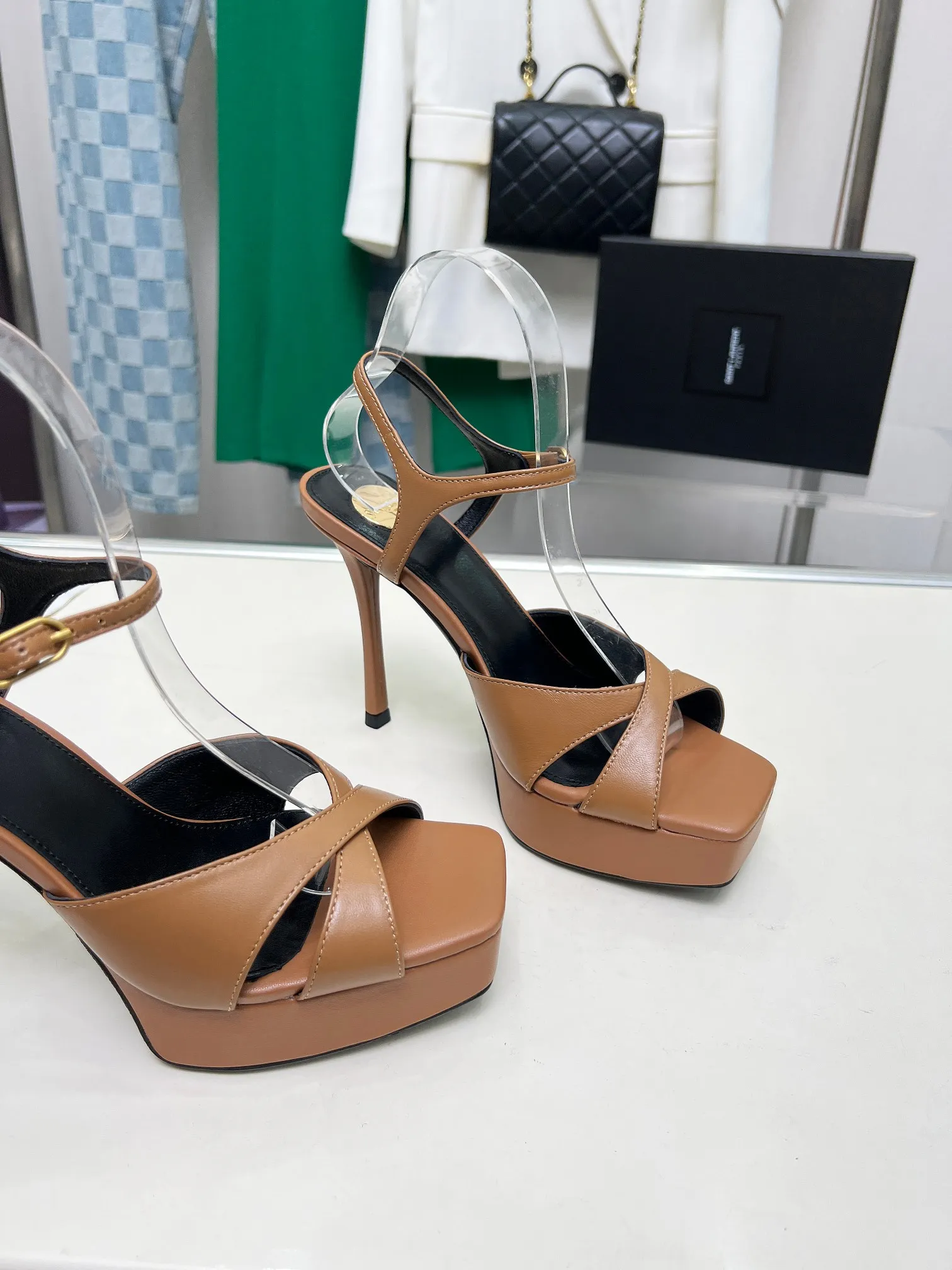 👟👟Ex-factory price 640👟👟 Saint Laurent YSL Saint Laurent sandals Upper: sheepskin surface Size 35-42 (42 is custom-made and non-returnable) Heel height 8.5cm Water platform height 2.5cm Leather outsole 2642-12